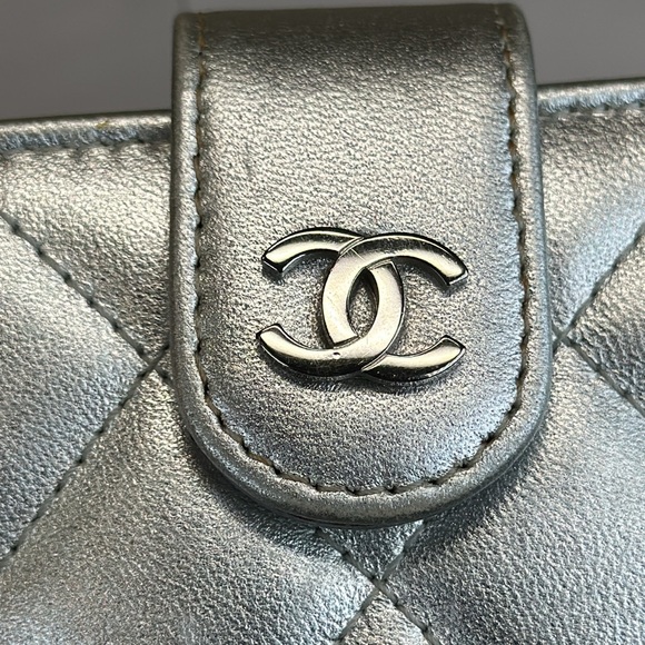CHANEL CC Metallic Silver Snap Closure Med., Box, Made in Italy, Series #15 2011 - Picture 9 of 17